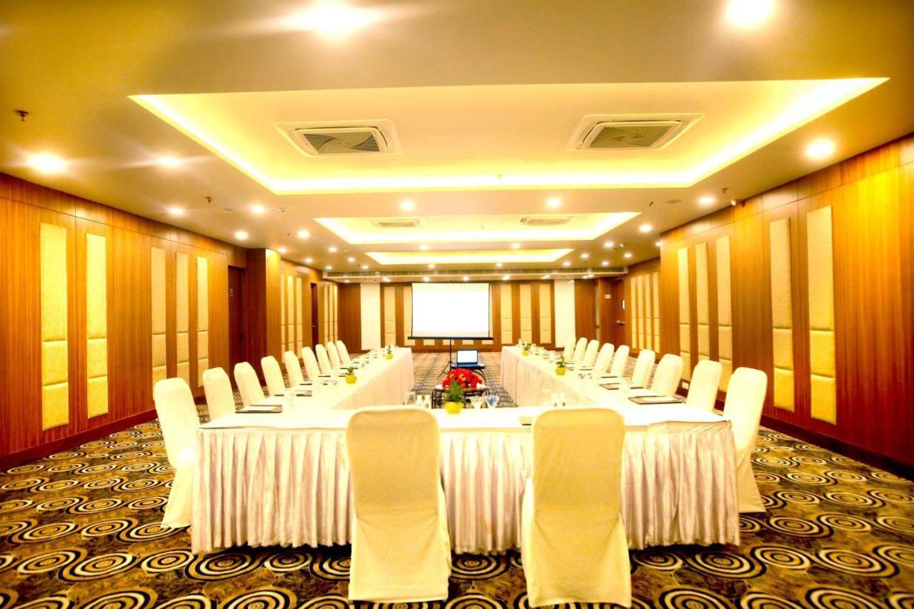 The Fern Residency Noida Hotel Bagian luar foto