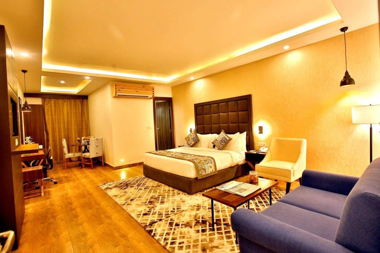 The Fern Residency Noida Hotel Bagian luar foto