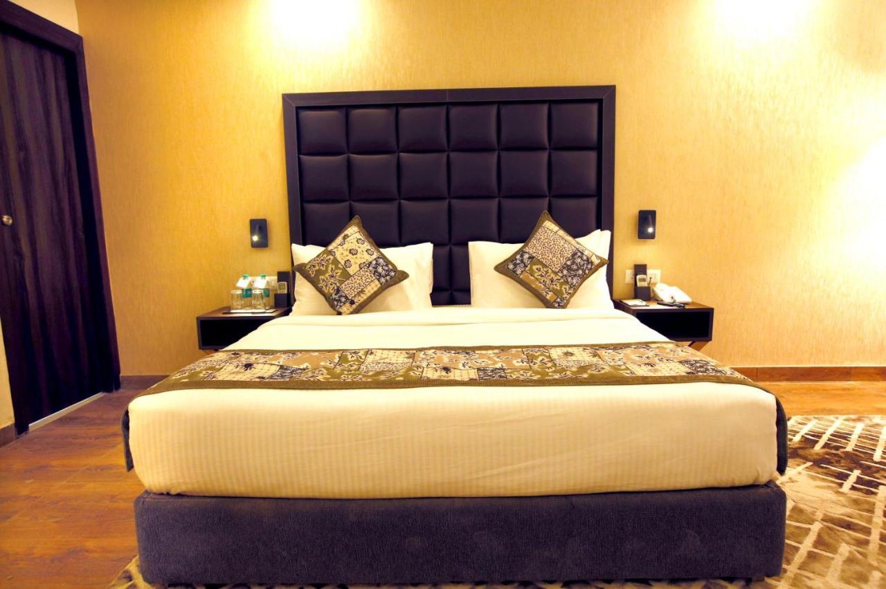 The Fern Residency Noida Hotel Bagian luar foto