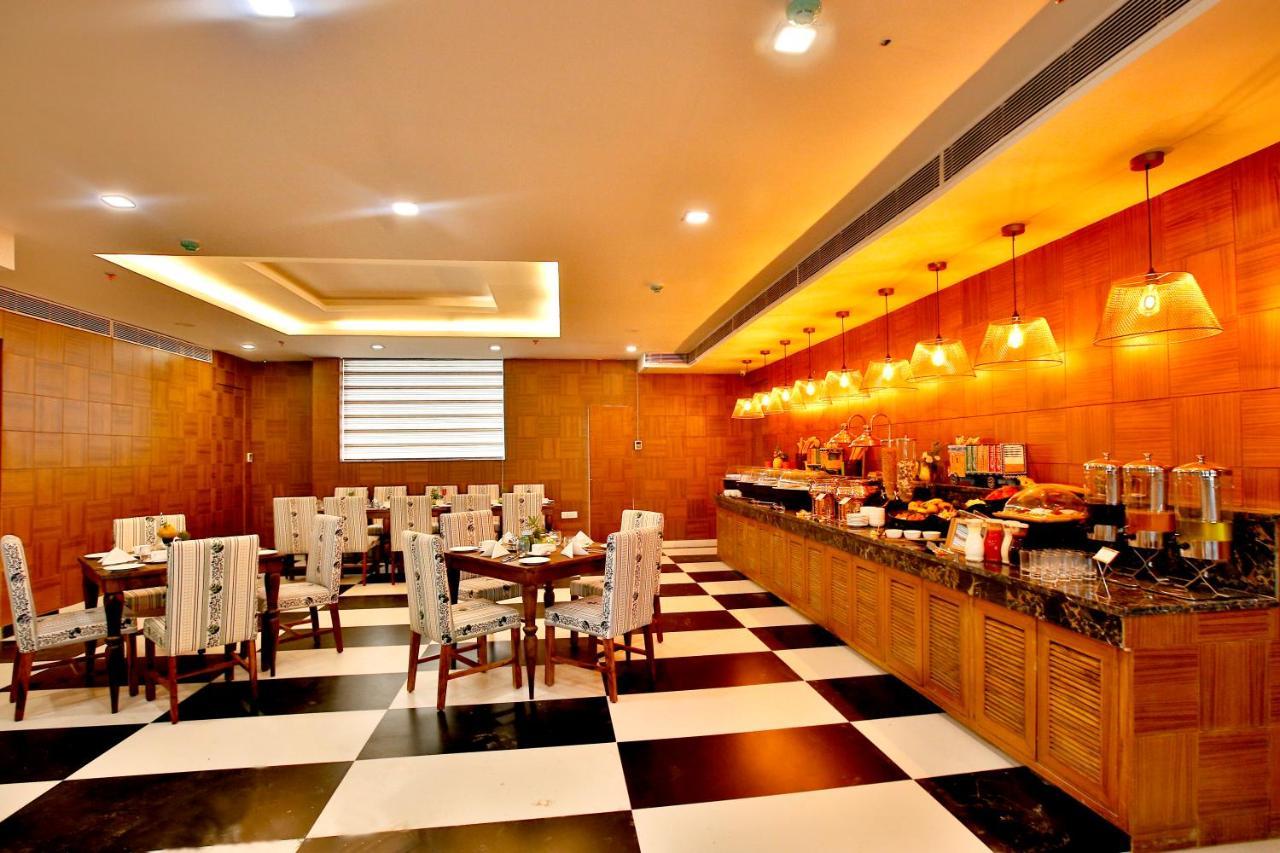 The Fern Residency Noida Hotel Bagian luar foto